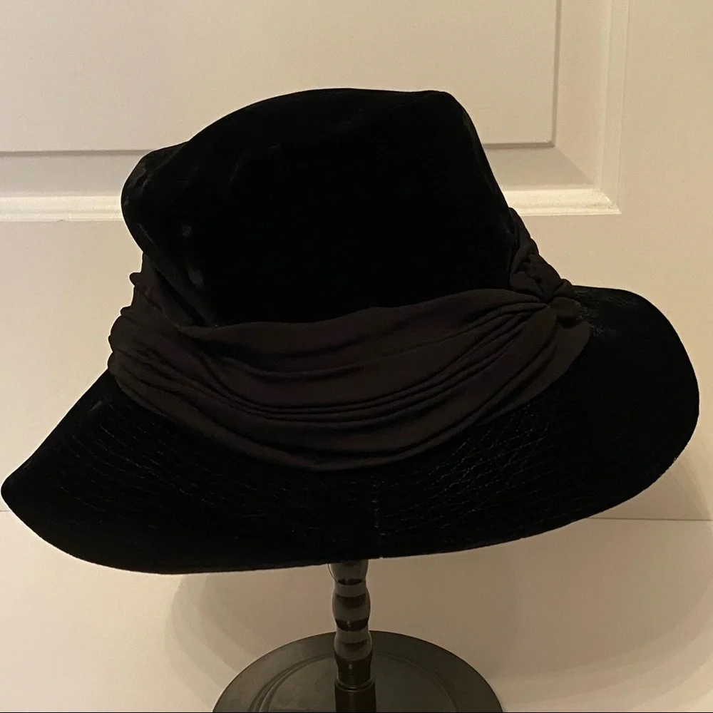 BAMBERGER’S NEW JERSEY HAT VINTAGE BLACK VELVET CLOCHE RIBBON ASYMMETRICAL BRIM